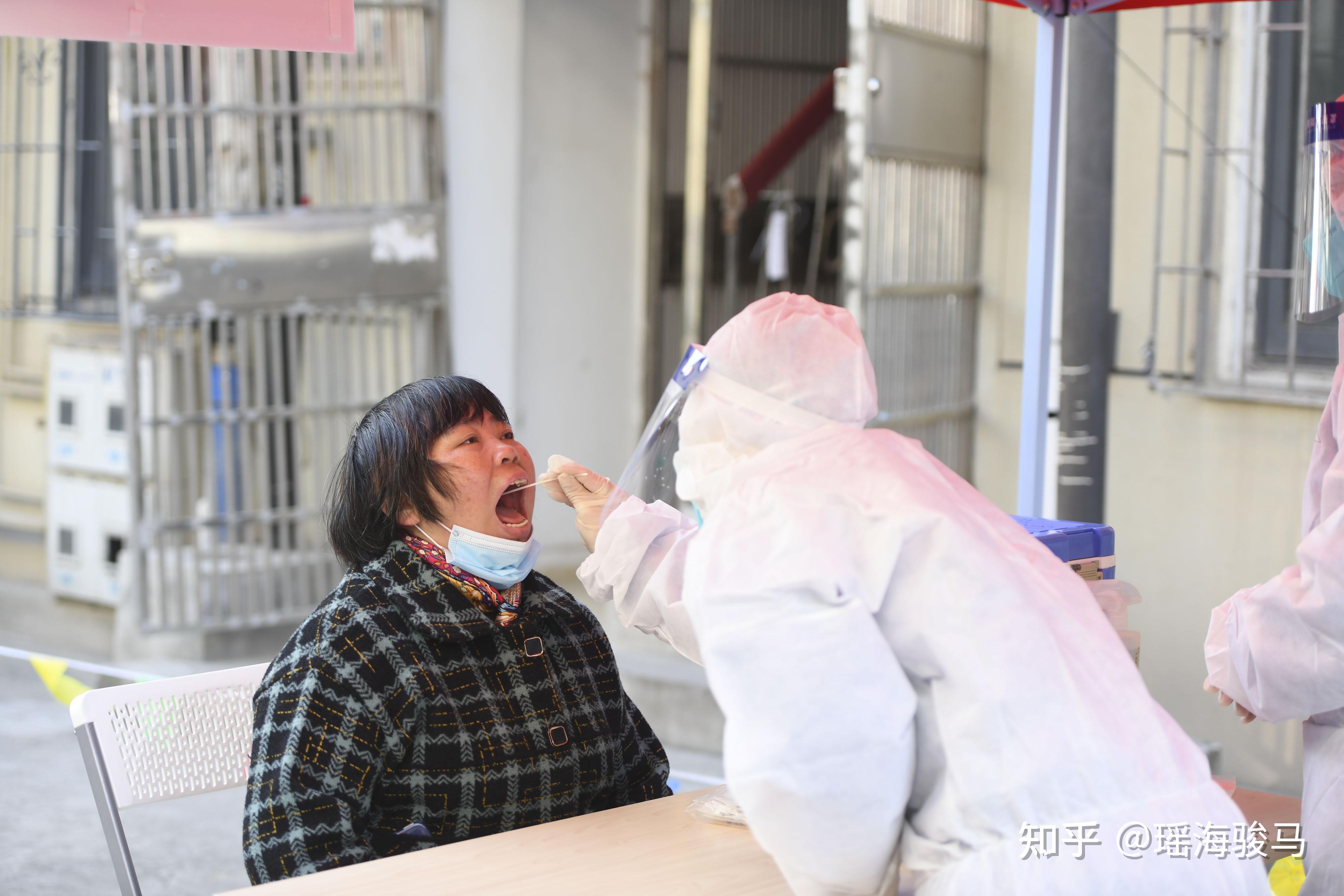 合肥市瑶海区三里街街道:开展冬季新冠疫情防控应急实战演练