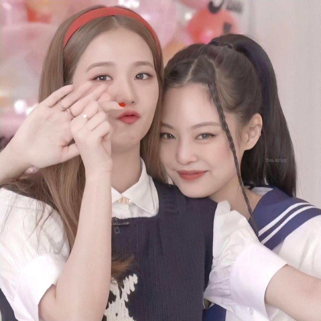 来个人帮帮我安利一下jennie最近有好感又被粉丝弄得emm