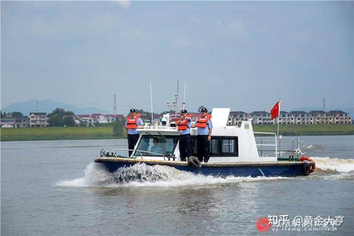 在一条小河上一只船上有四个警察和三个小偷怎么才能不让小偷逃跑