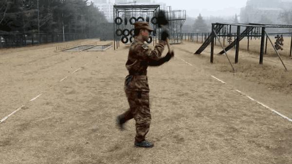 转解放军工兵铲与工兵铲格斗术