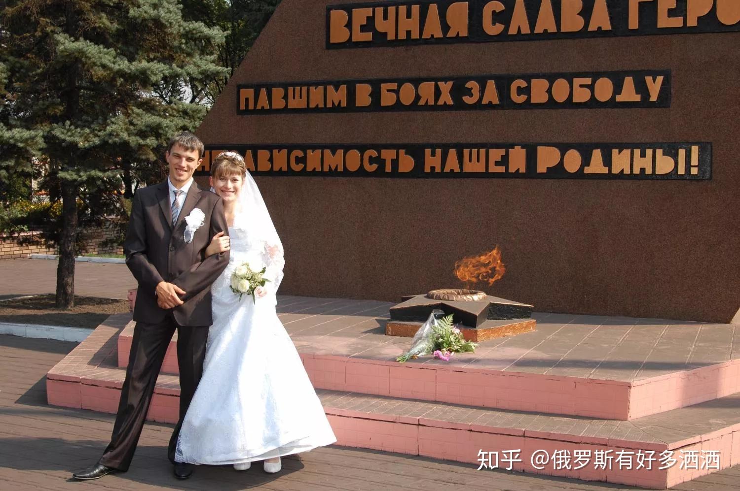 俄罗斯人民跪迎烈士图片