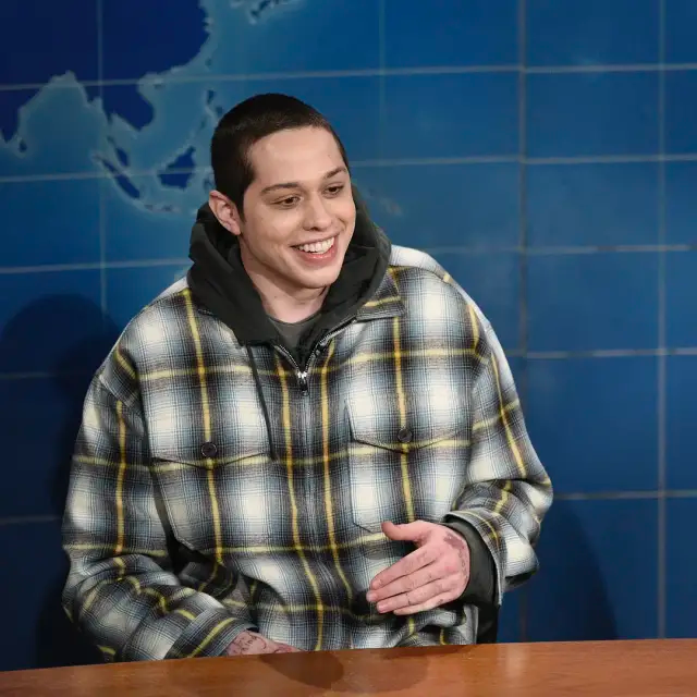 这不,前两天美国知名恋爱不断档,脱口秀主持人pete davidson,又官宣了