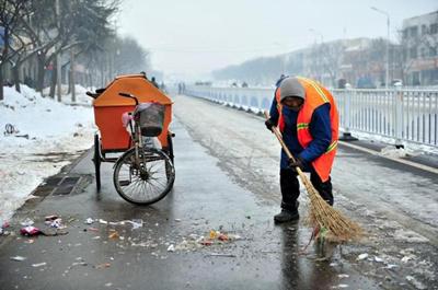 環衛工人:我在馬路邊上掃著垃圾