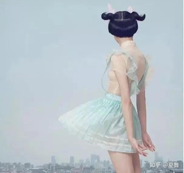 17张"奴性"照引爆热搜:骨子里没有尊严的人,不配被尊重