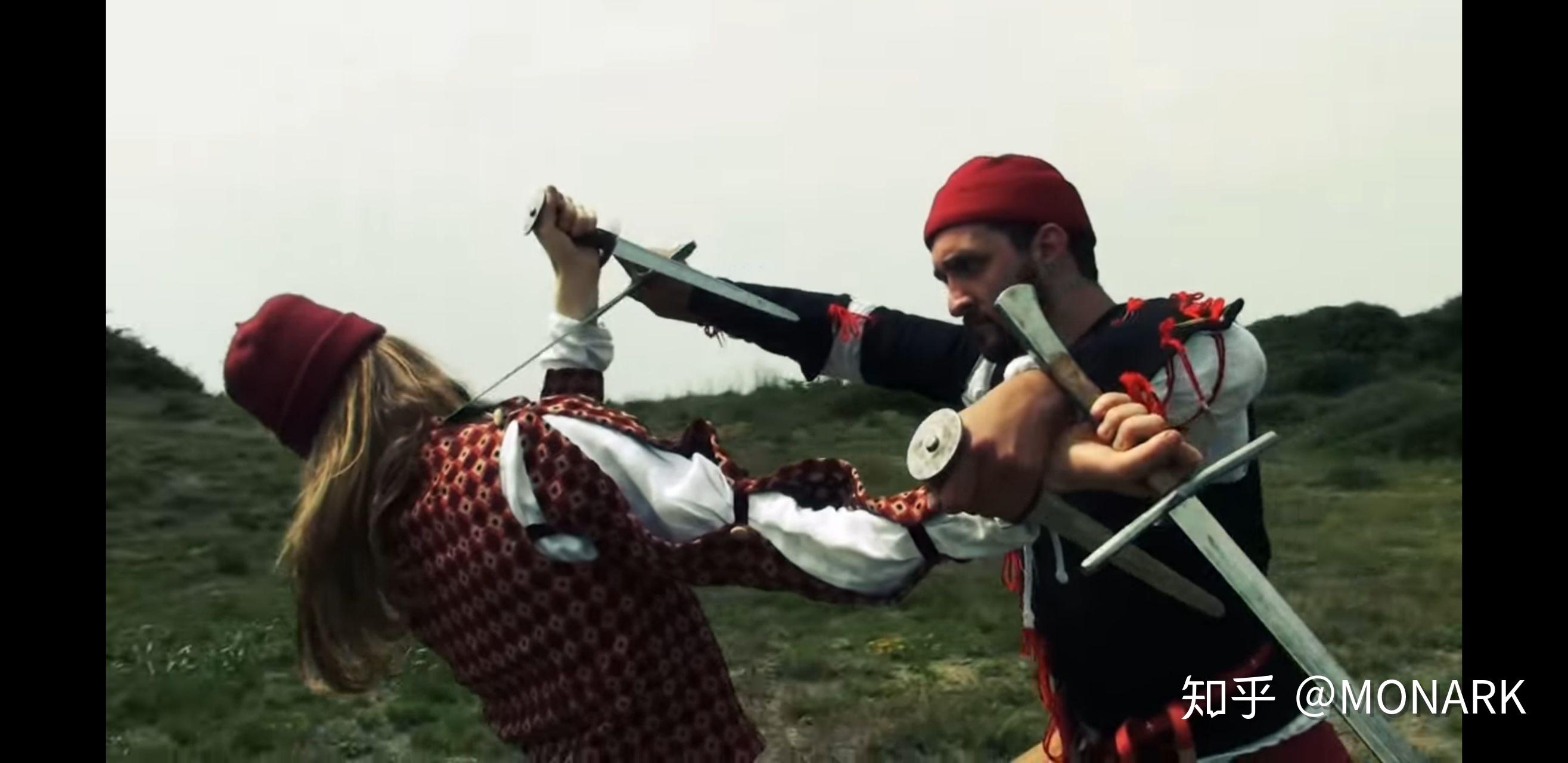 现实中冷兵器决斗,剑匕vs双弯刀,哪个组合更有优势?