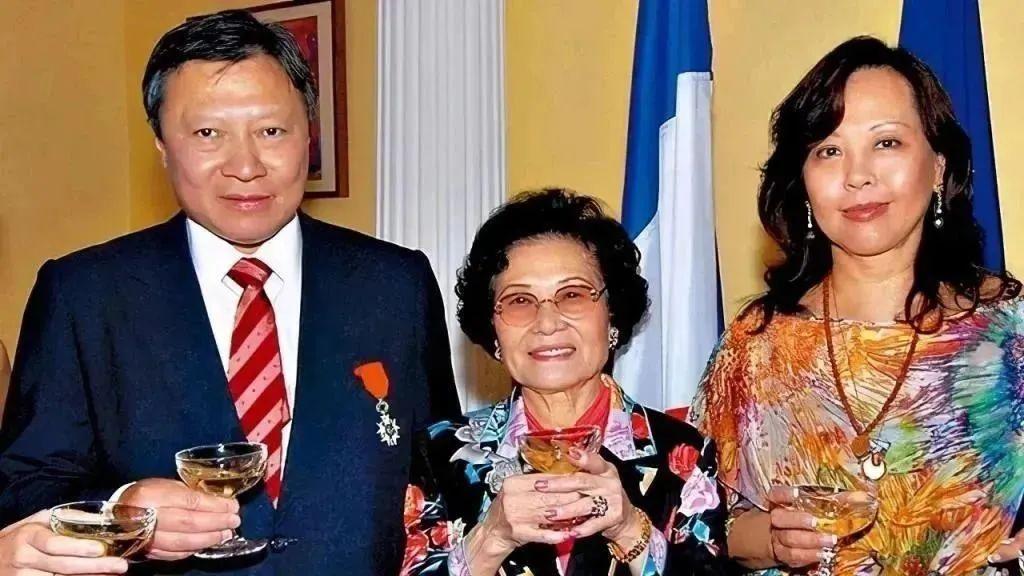 郭炳湘,邝肖卿与妻子李天颖据说,在郭炳湘与李泽钜接连被绑架后,香港