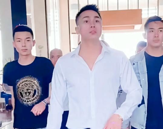 消失也多了,小编再近日搜集资料之时发现了一则刘二狗被jc带走的视频