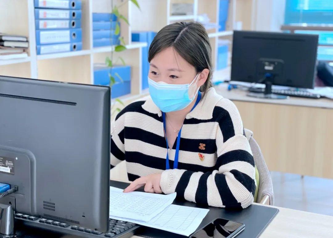 在汇蜀社区党群服务中心里,党委副书记余静整理好数据报表后,到辖区