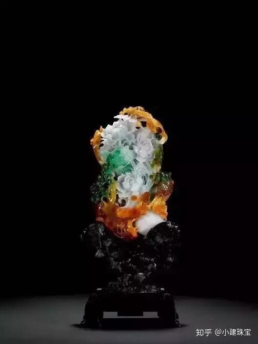 底价180万欧元的公盘明星大料,一刀切出稀有的四彩翡翠