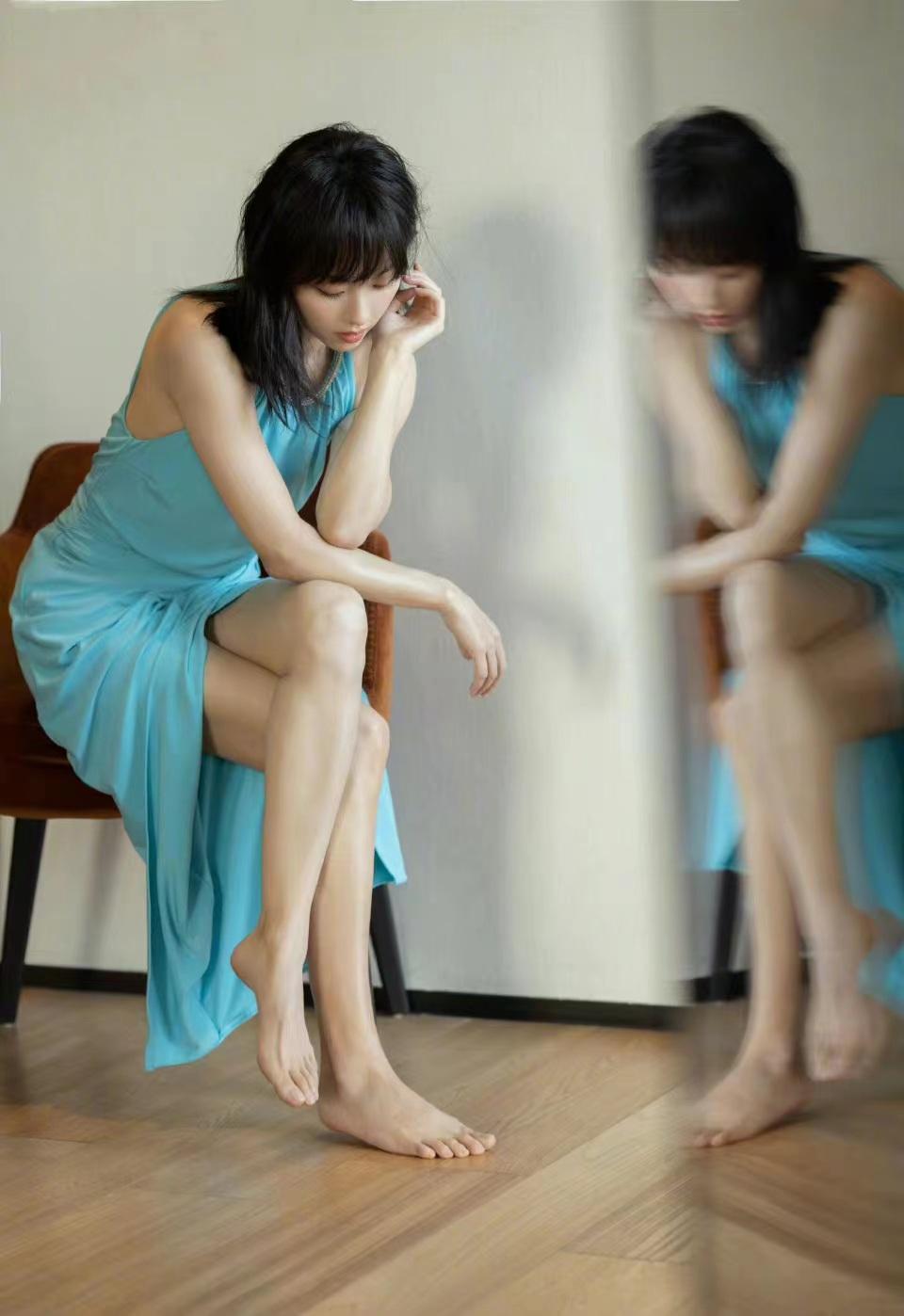 张嘉倪穿海蓝色无袖连衣裙清爽时尚凸显完美身材