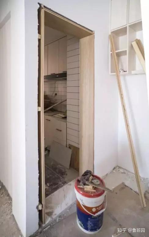 一组现场实拍来深入了解实木门的安装过程!(1) - 知乎