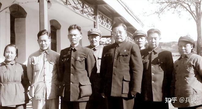 邓政委给秘书两条路:一是当书记,二是搞保卫,你选哪个? - 知乎