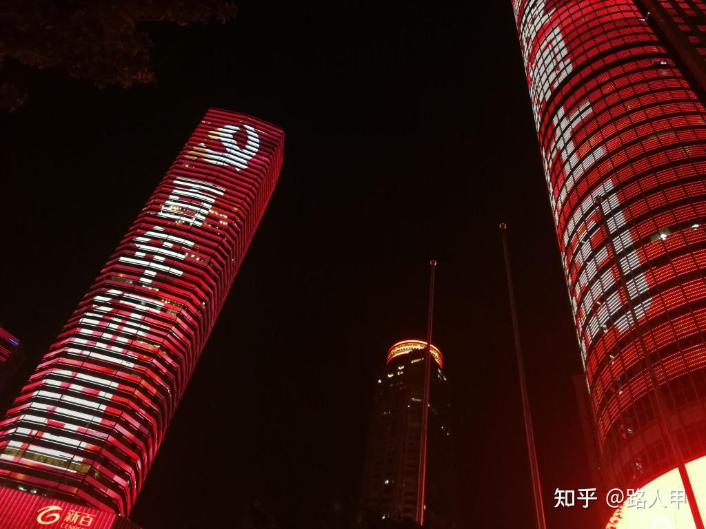 庆祝建党一百周年大花篮亮相新街口广场