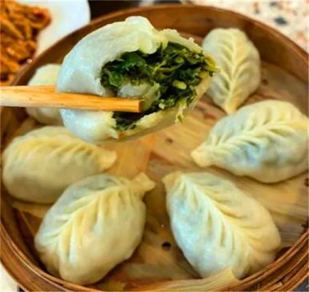 吃遍大连新鲜肥嫩正当季吃口热乎鲜美的海菜包子吧