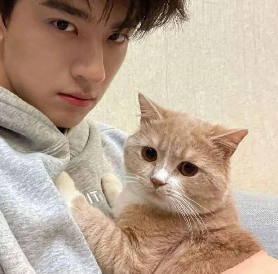 有没有男生和动物一起的男生头像?