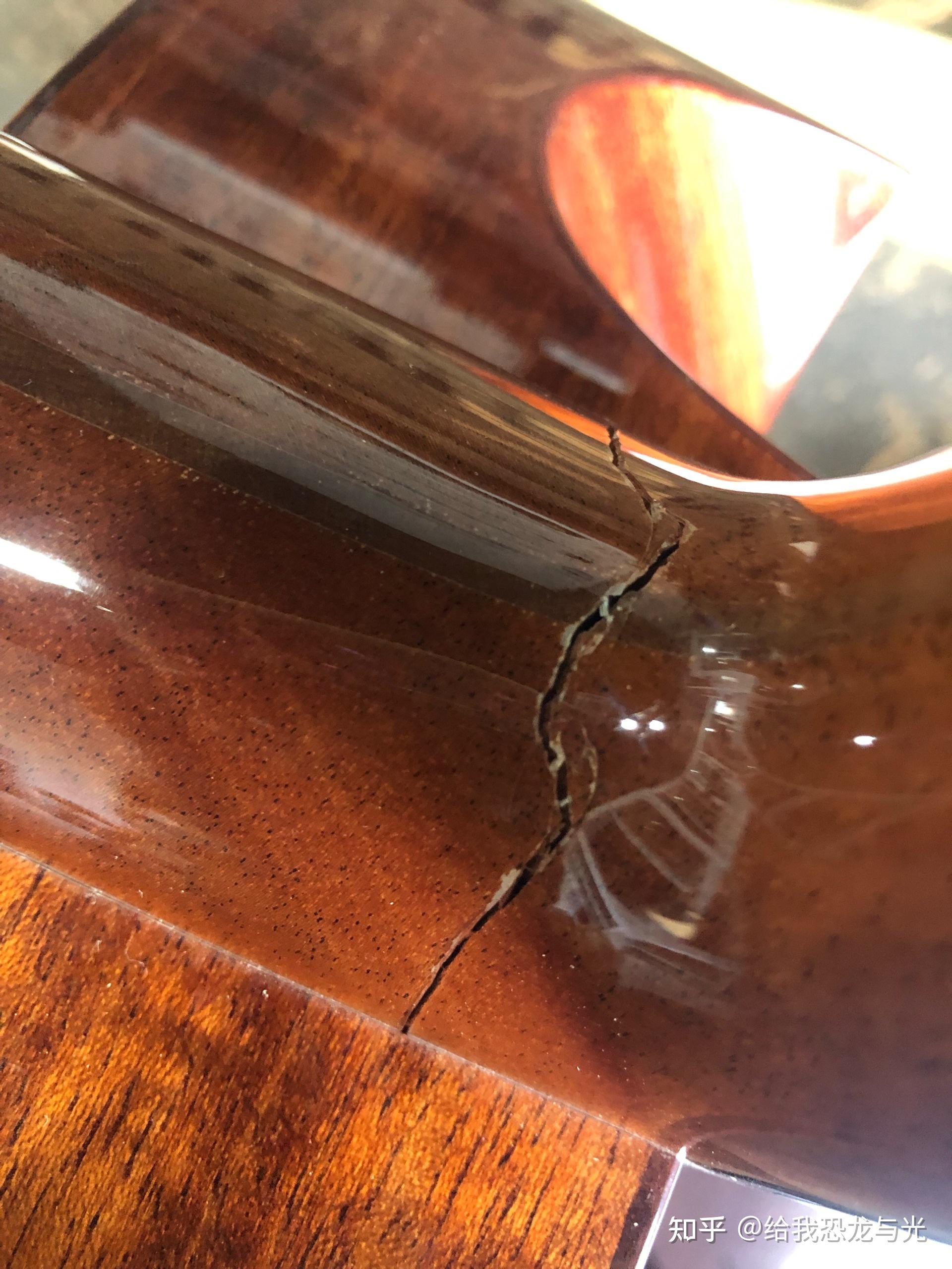 吉他琴颈下面裂开了需要修吗?