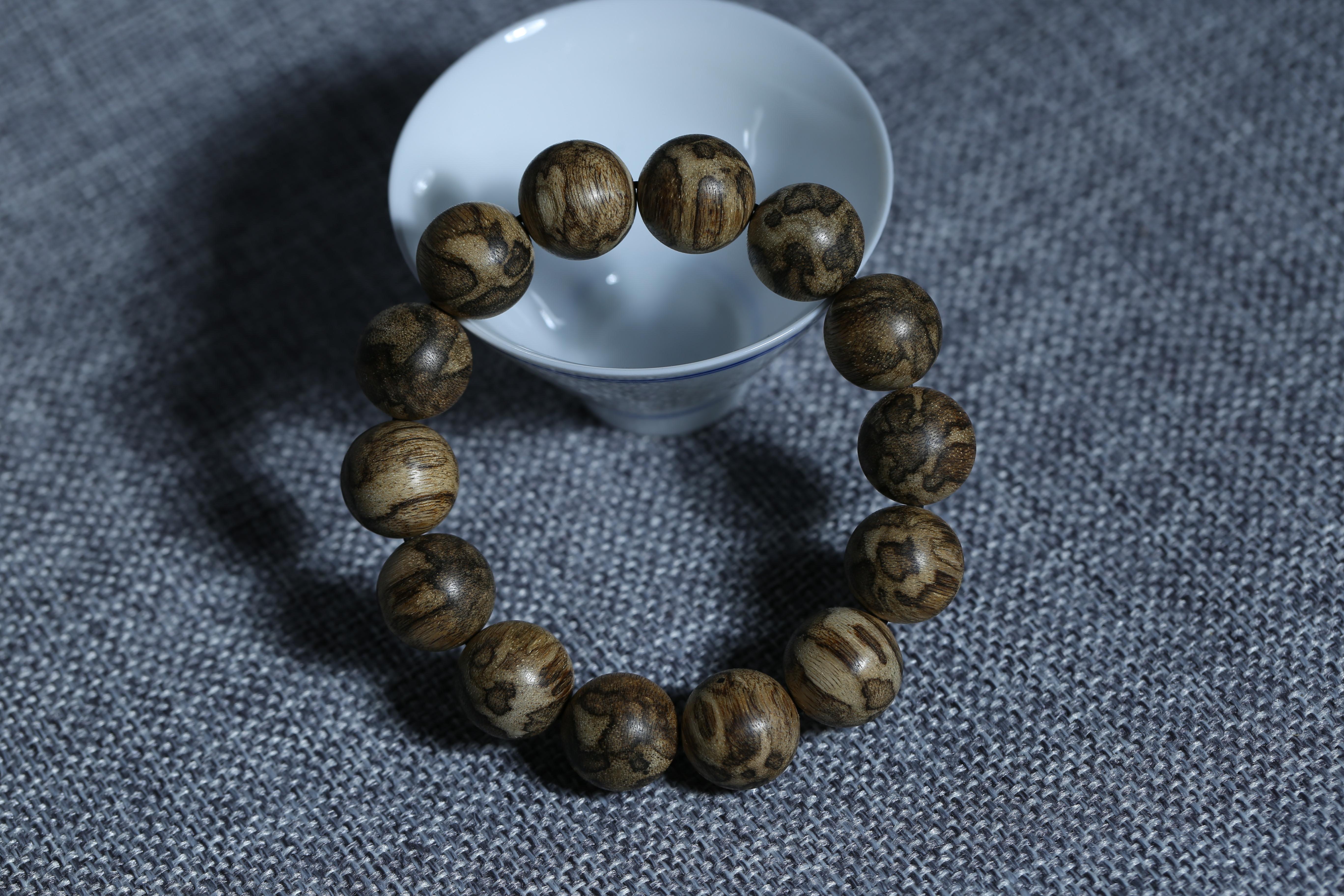 5,感受沉香的质感好的沉香摸上去有一种油腻和冰凉的触感,而人工沉香