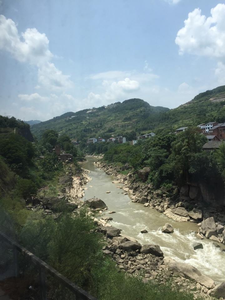 曾经是单线,现在修成复线以后好风景被碎片化了.