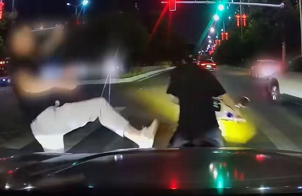 湖南一孕妇马路中间骑车压速并别车，后车司机怒而下车一脚将其踹翻，事后赔了 800 元，责任该怎么划分？