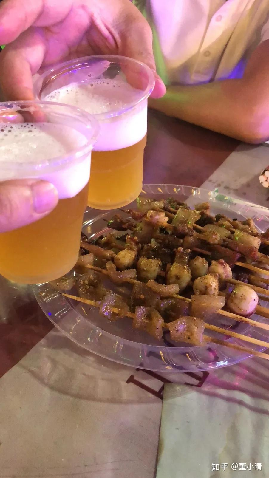 吃夜宵摊啤酒照片真实图片