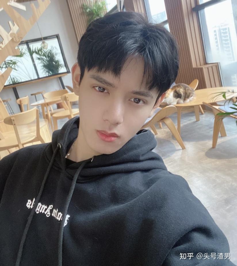 男生怎么让皮肤变白变好