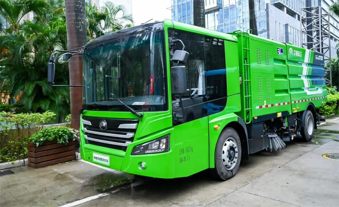 据悉,大会现场,宇通环卫w18纯电动低入口快速路洗扫车也同步亮相.