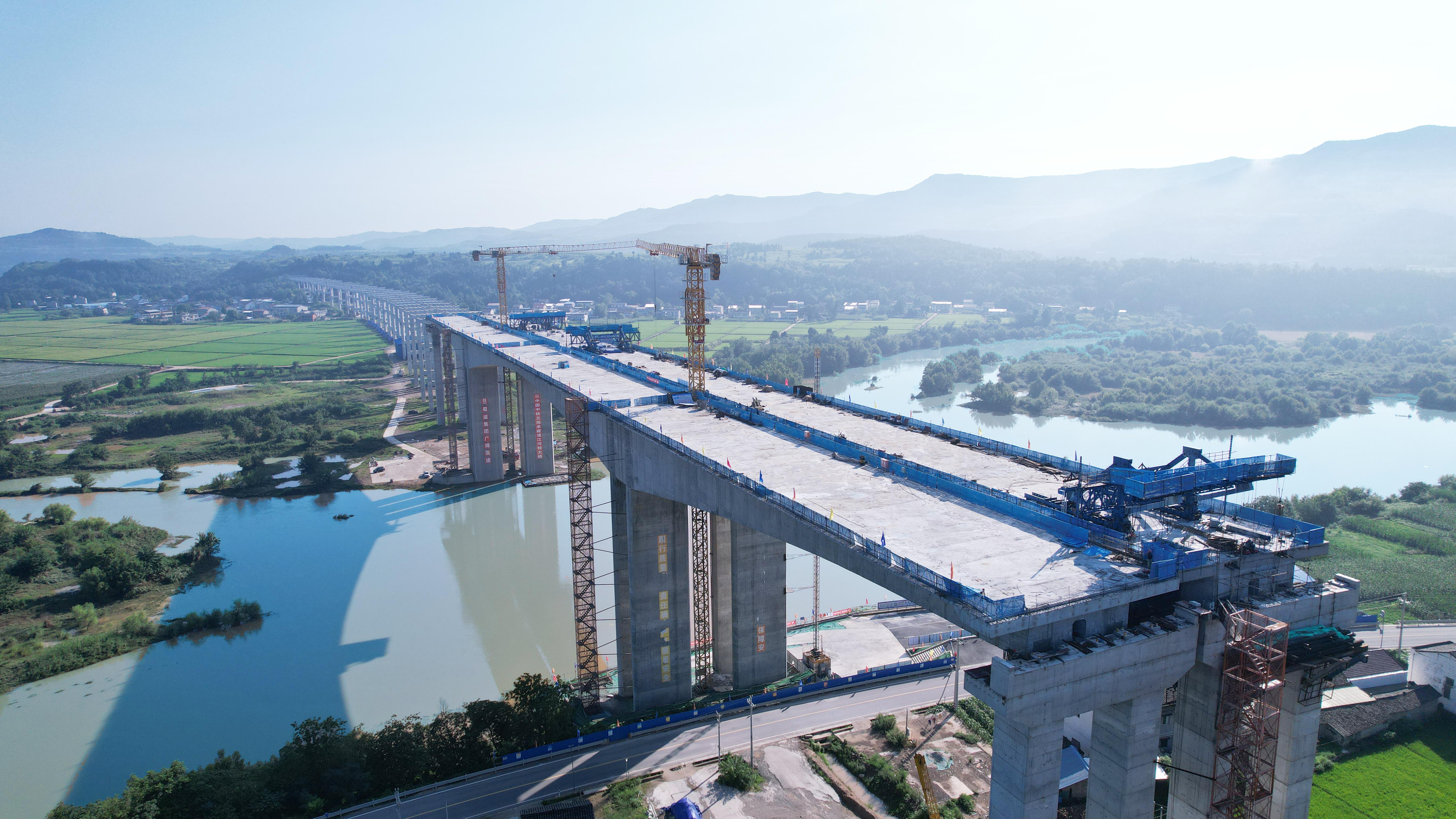 广绵高速全线最大跨度连续梁全幅合龙