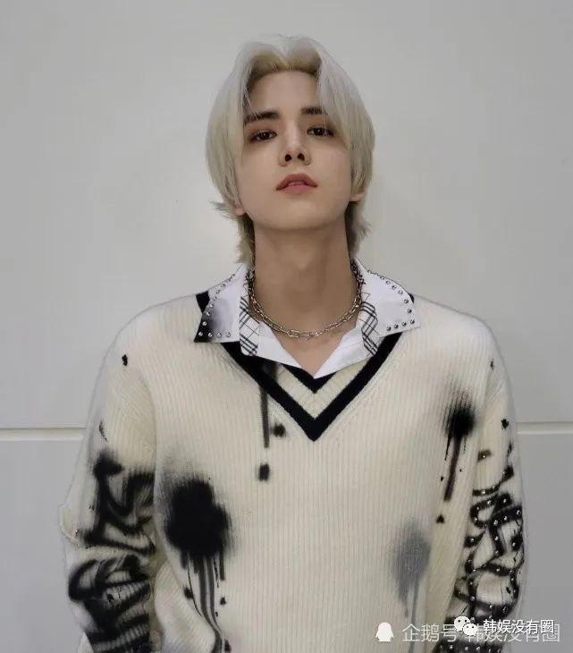 撕漫男!染了白发的the boyz金泳勋