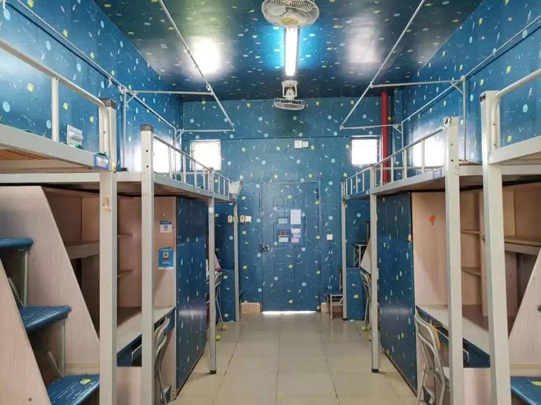 福建工程学院宿舍有四人间,六人间,八人间三种规格,实行公寓化管理