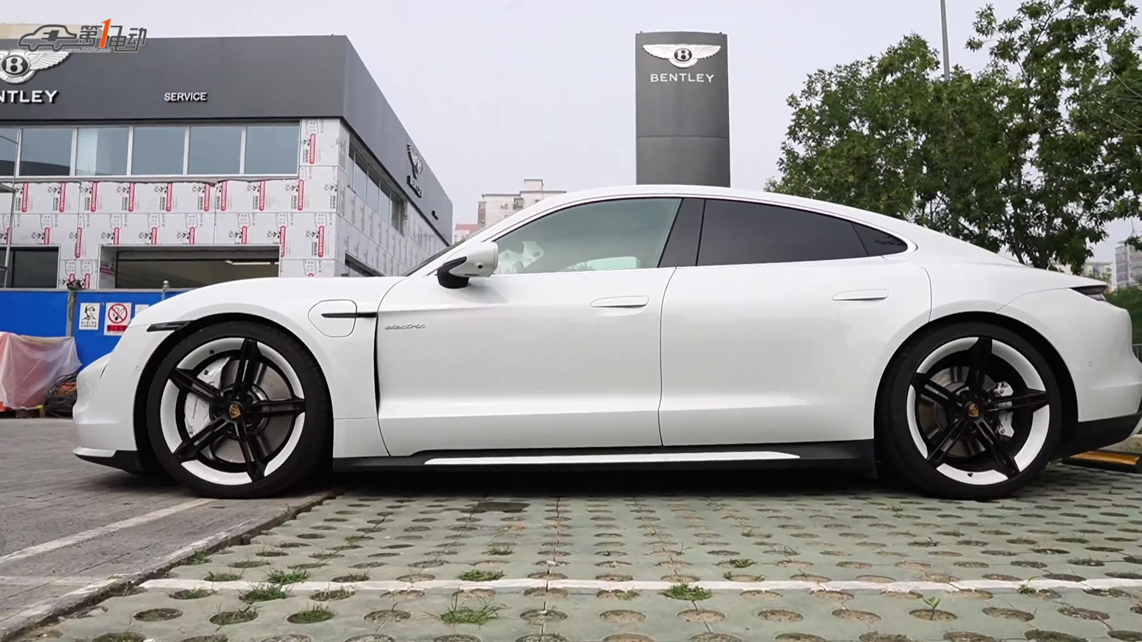 马路上最靓的车保时捷taycan turbo