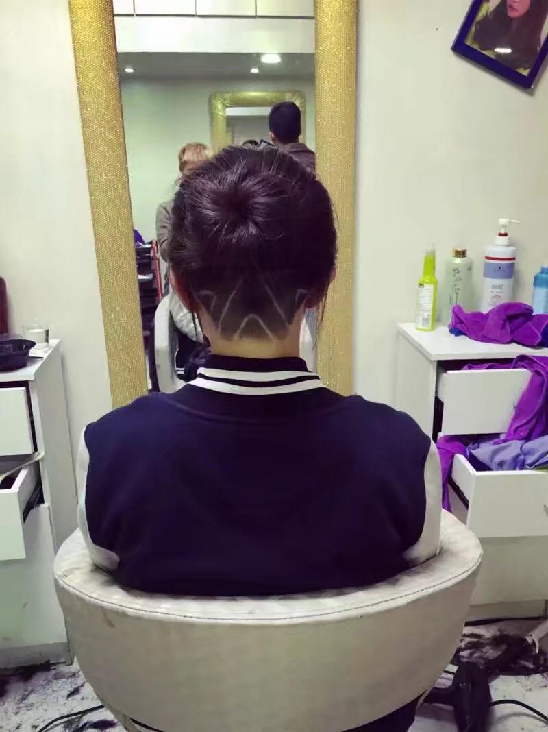 你们觉得女生把脑袋后面的头发剃了怎么样