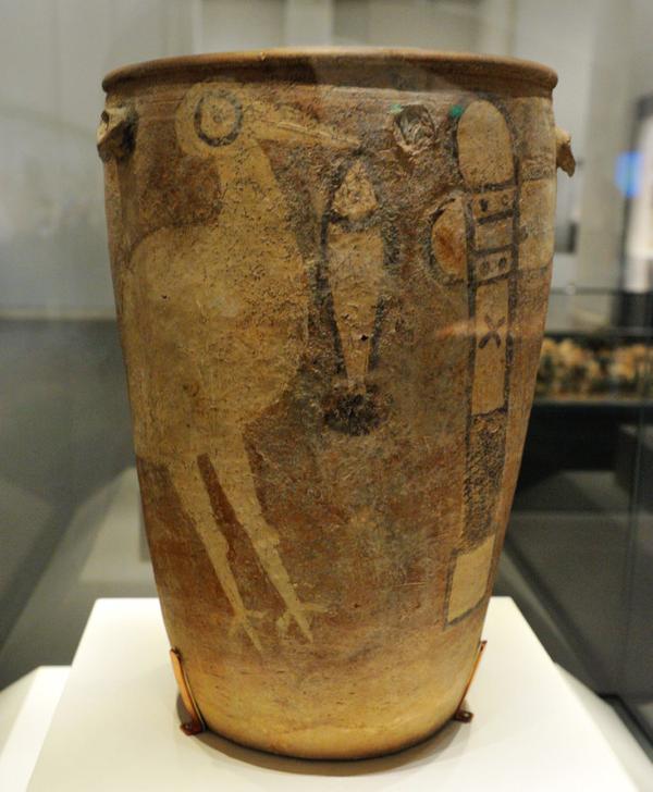 新石器时代鹳鱼石斧图彩陶缸,仰韶文化的代表,也是我国禁止出境文物第