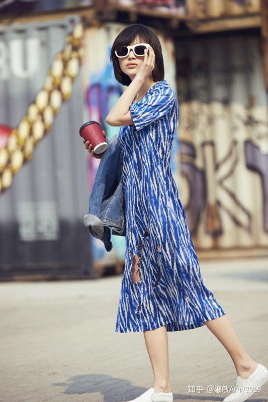 王子文在日常生活中,很喜欢穿帆布鞋.