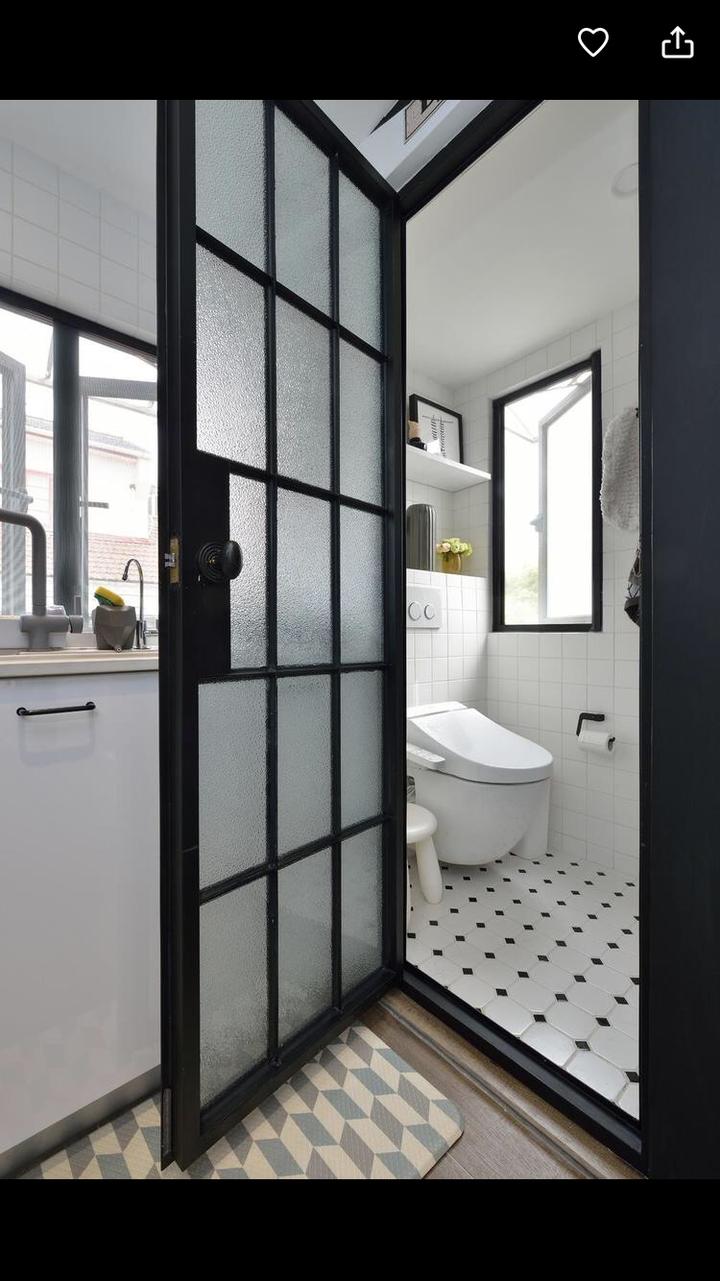 颜值高的长虹玻璃平开门,多选一层磨砂玻璃,竖条纹走向,自带模糊面,失