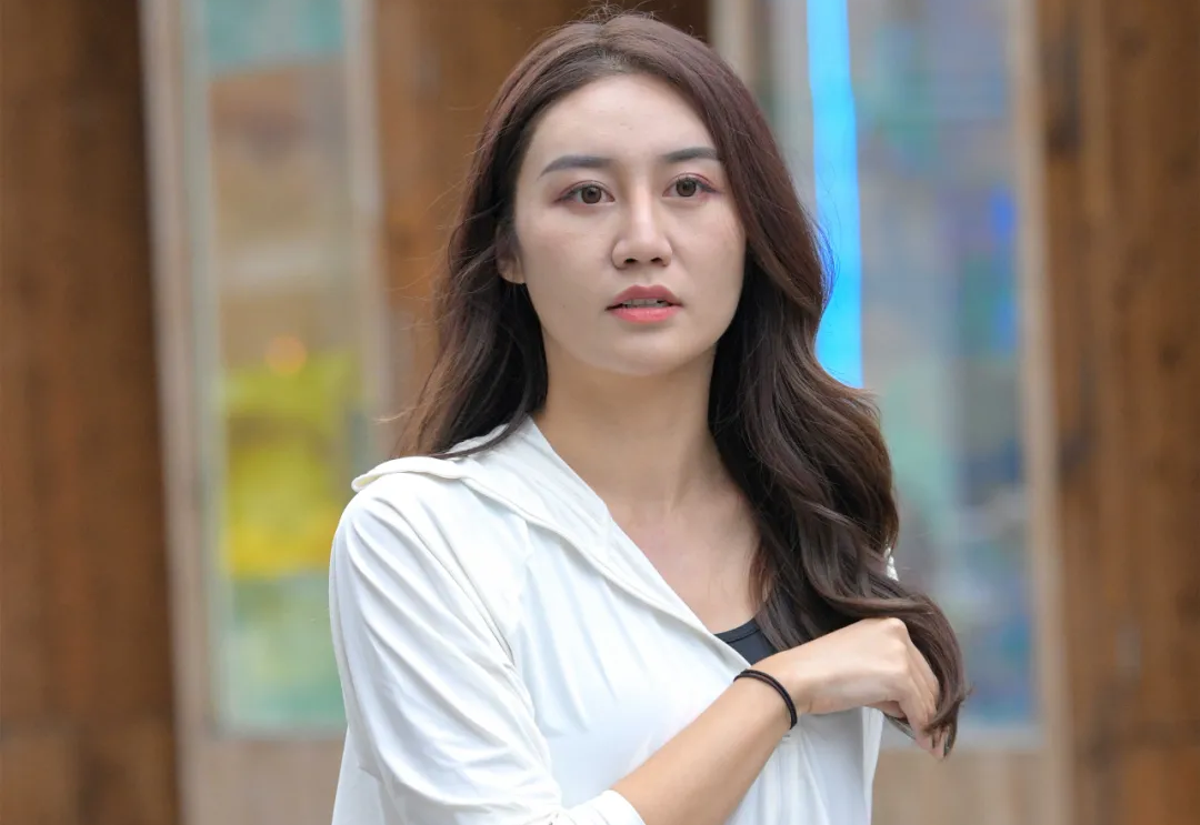 街拍人像摄影组图穿白上衣的时尚女生