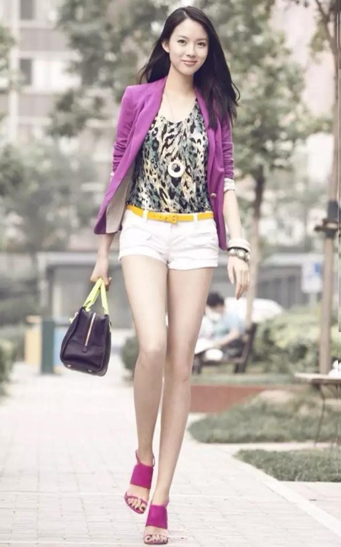 我们的世界小姐张梓琳是国内女生里面少有的九头身比例!