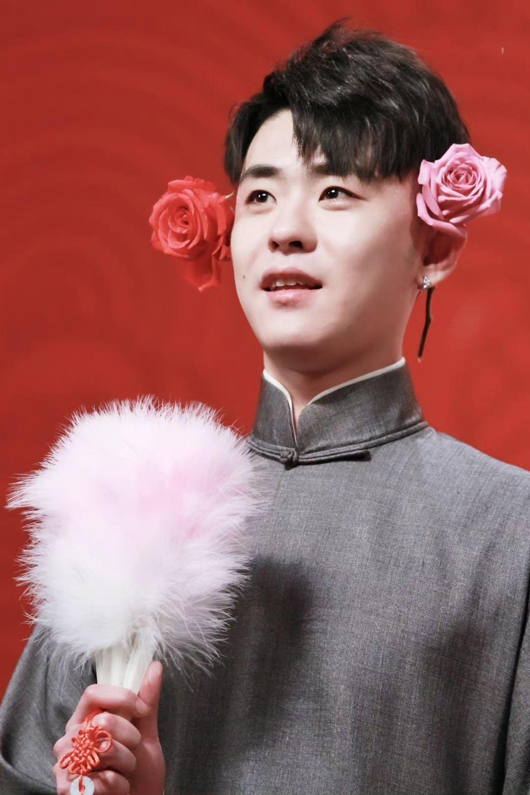 你觉得张云雷拿扇子的照片哪张最好看? - 知乎