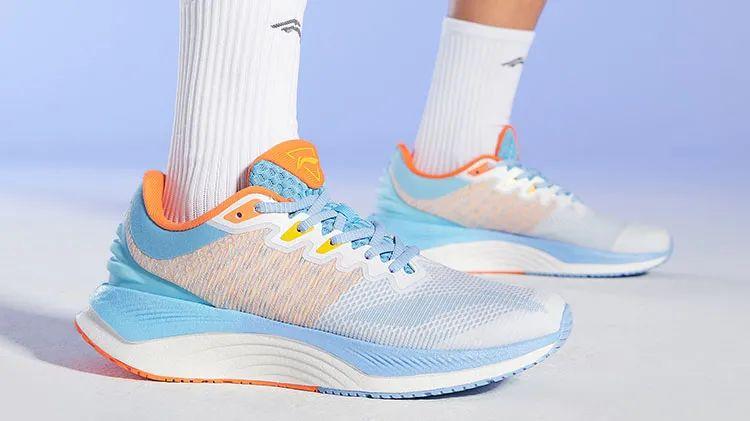 跑者运动距离:10公里左右长距离跑步特点:李宁越影也是一款支撑系跑鞋