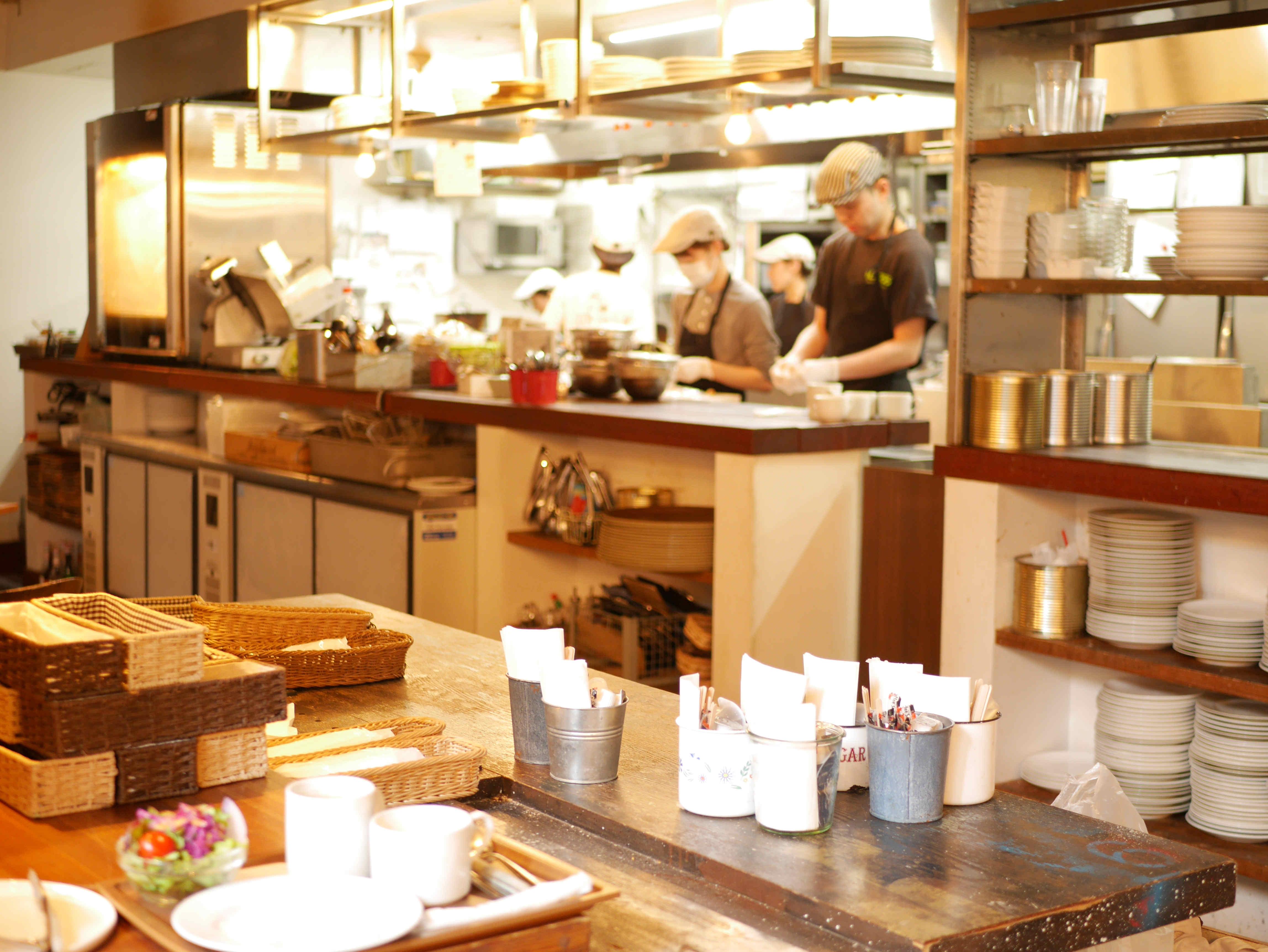 忙碌的厨房,专业的团队就摆在眼前.简单好吃的早餐.