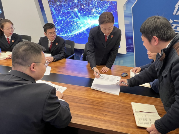 女子点链接泄露位置信息被前男友杀害，是谁暴露了她的行踪？泄露位置信息主体方应承担哪些法律责任？