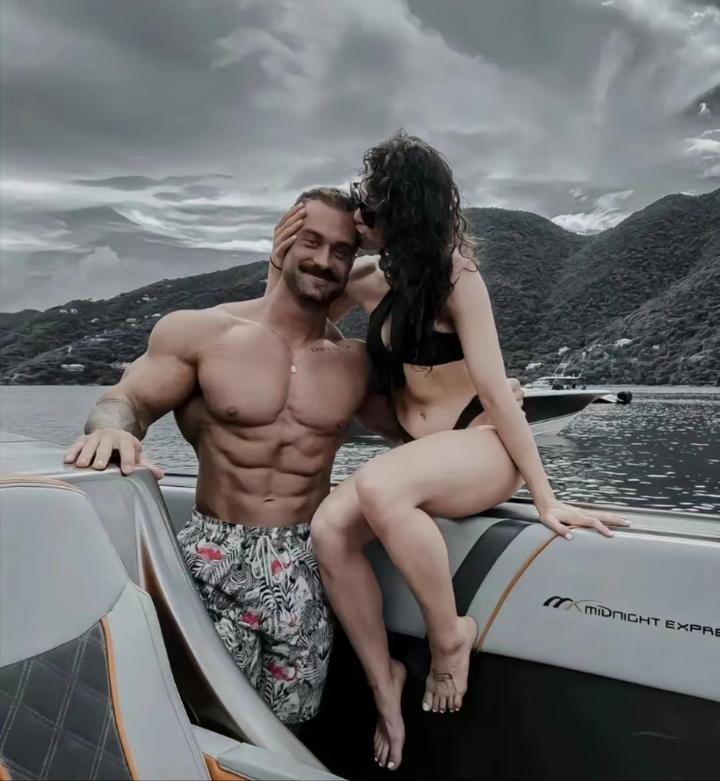 女人穿泳衣往上贴!健美网红"克里斯"晒八块腹肌尺度过大