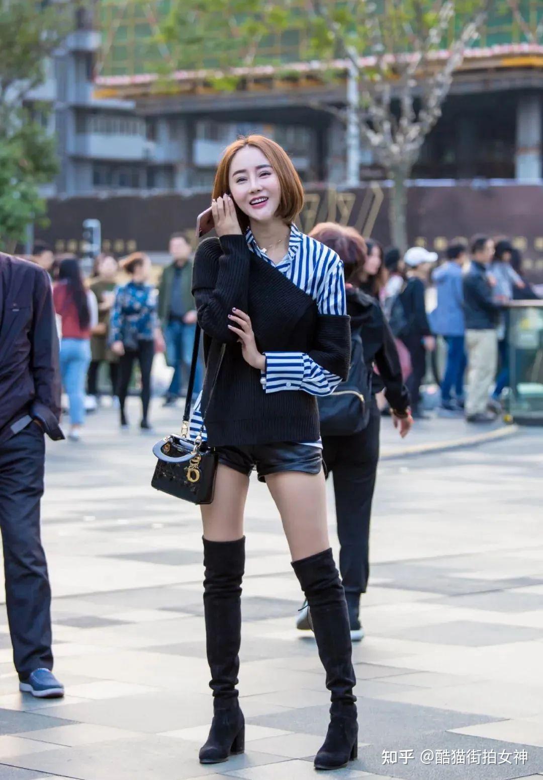 街拍女神黑皮热裤长筒靴的时尚女生
