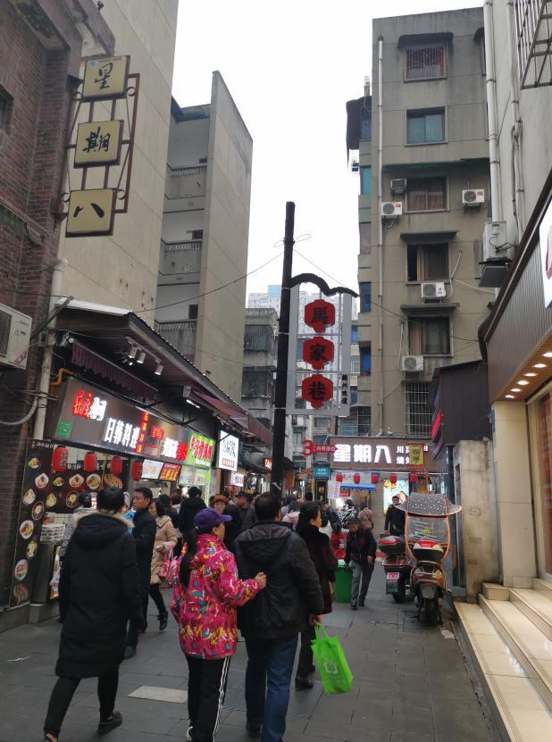 马家巷之于绵阳,等同回民街之于西安,夫子庙之于南京,宽窄巷子之于
