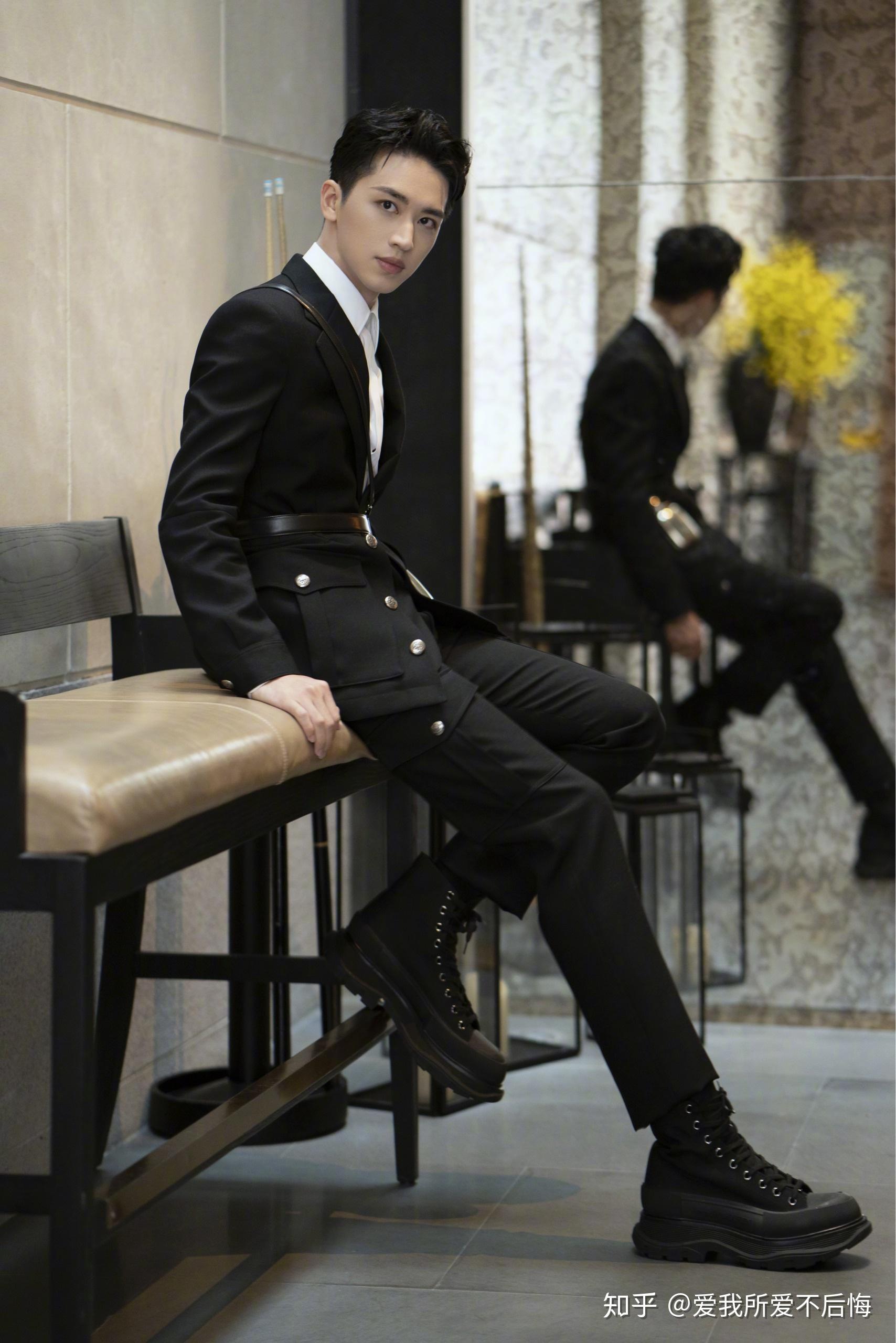 黑色系中世纪骑士套装,内搭白色中领衬衫,一根皮革军装风饰带点缀其中