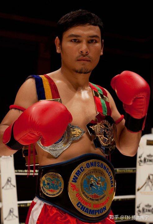 著名泰拳王示范泰拳打靶,附每日训练计划.