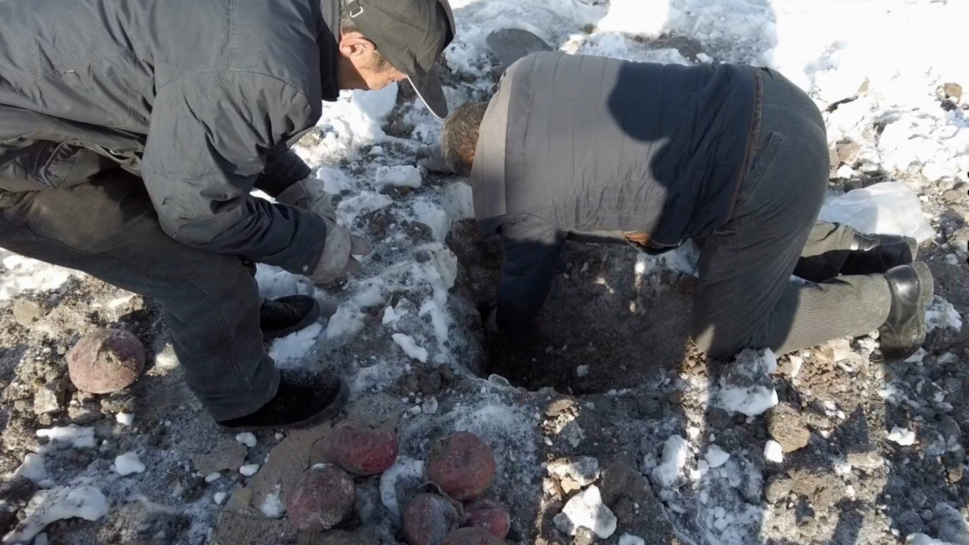 东北冰天雪地户外拍视频把手机冻死机了买个抗冻的手机继续拍
