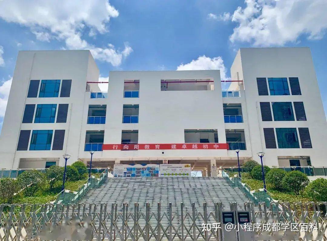 龙泉校区新生在新中国成立70周年之际举行特别的开学典礼-四川航天职业技术学院