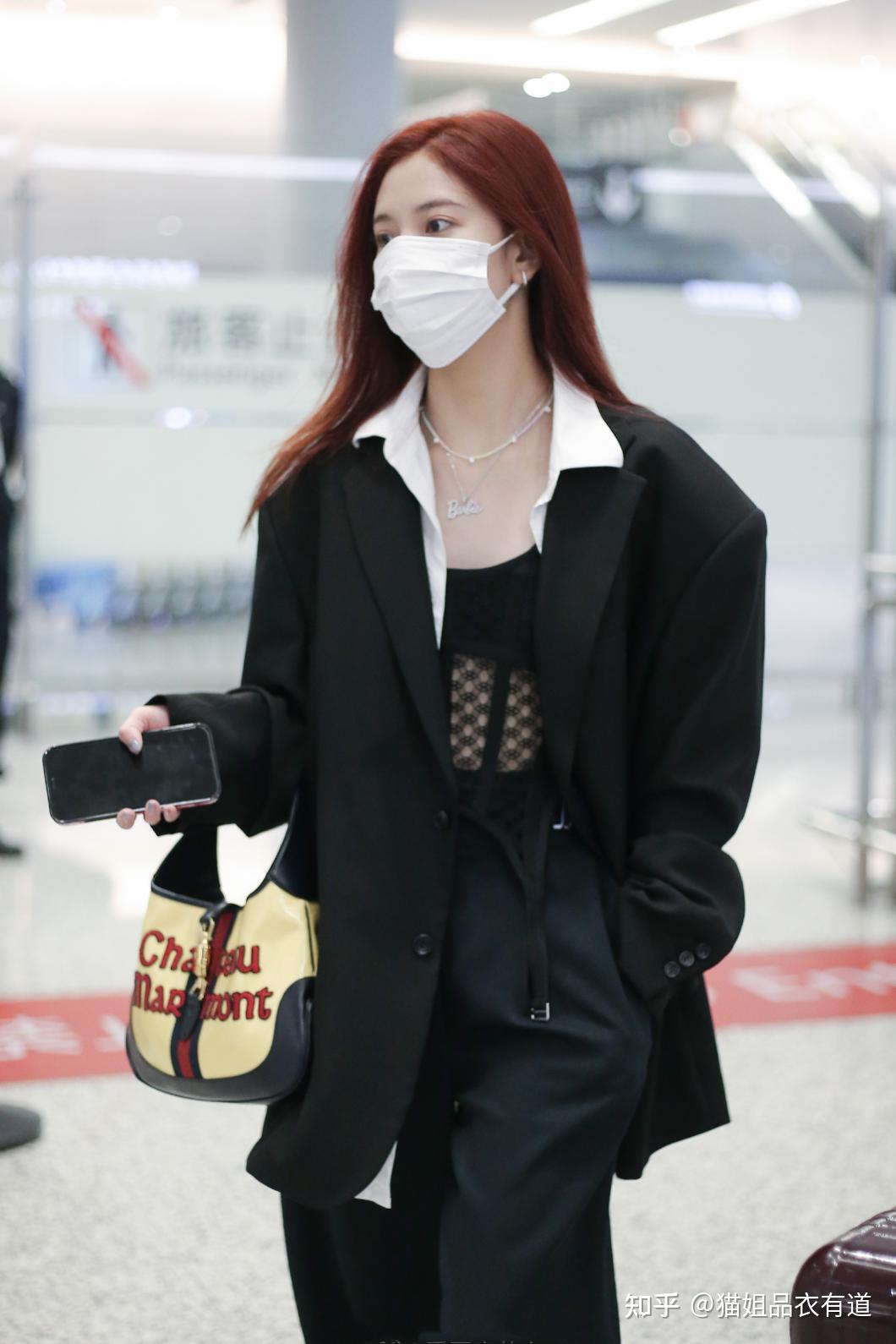 被宋妍霏一身黑惊艳到西装配蕾丝捂得严实也遮不住好身材