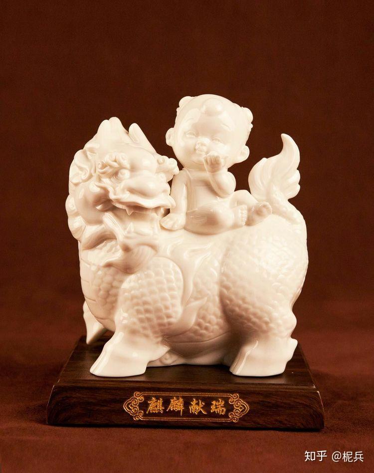 "猴"与"侯"同音双关,猴子骑于马上,"马上"为立刻之意,此造型寓意功名