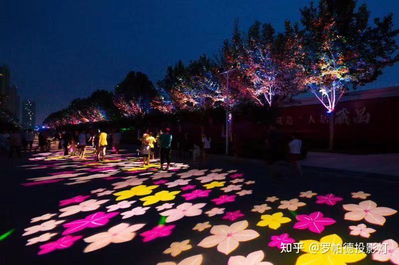 采用高亮度光源,配合各种动态效果附件,将灯片上的广告内容投射到客户